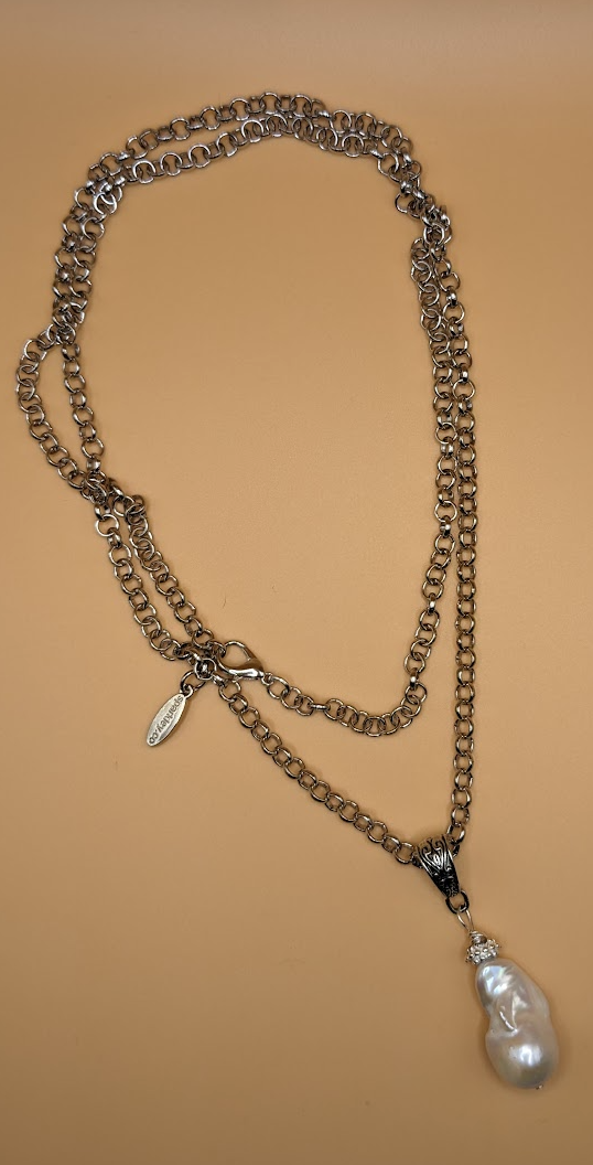 Beautiful baroque pearl pendant necklace.