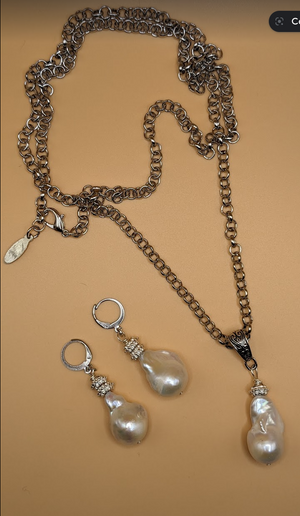 Beautiful baroque pearl pendant necklace.